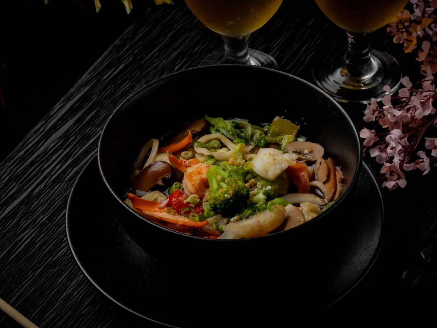 شوربة نودلز بالمأكولات البحرية