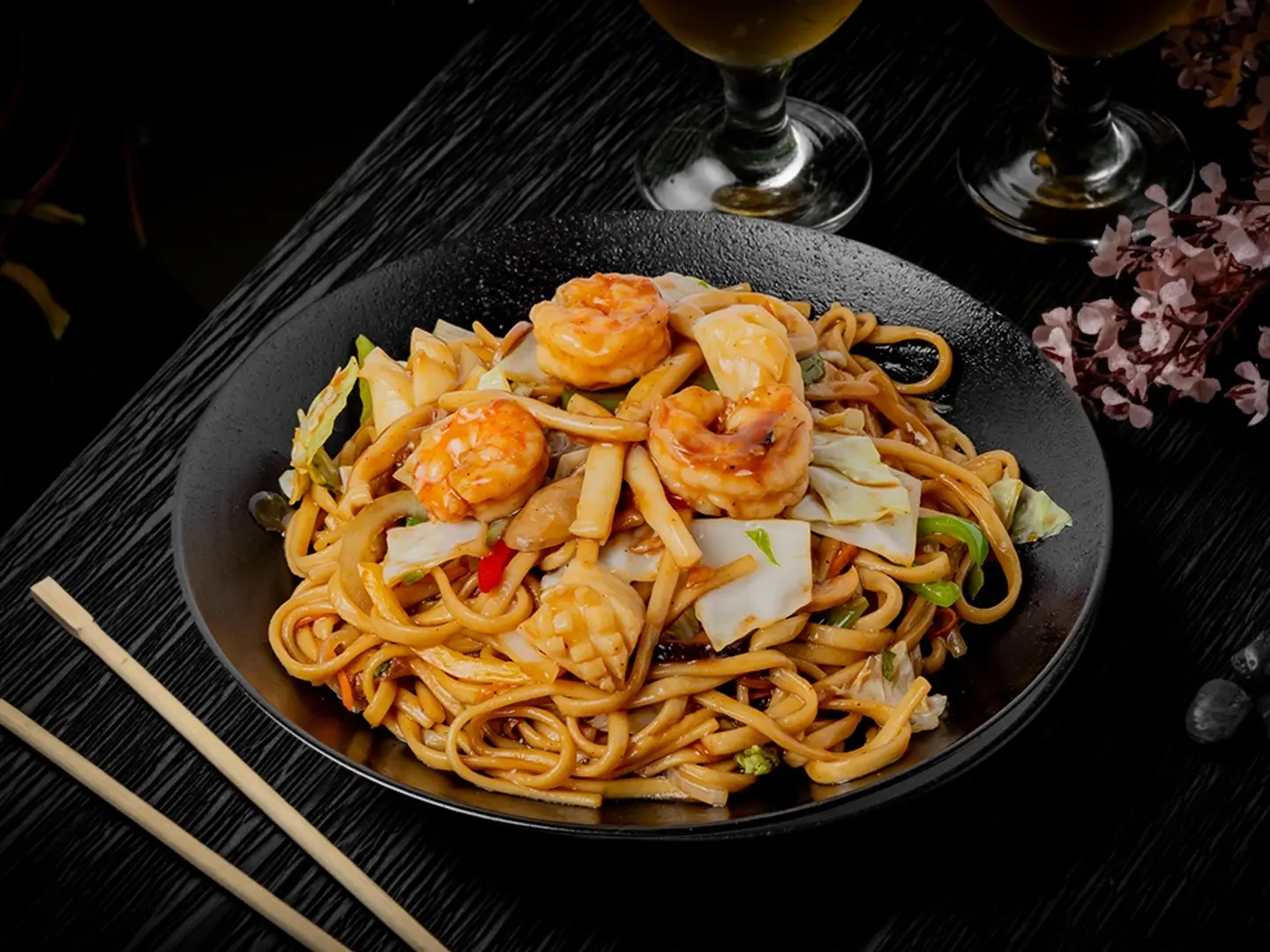 نودلز مقلية بالمأكولات البحرية