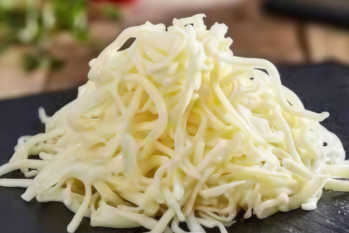 اضافة جبنة موزاريلا
