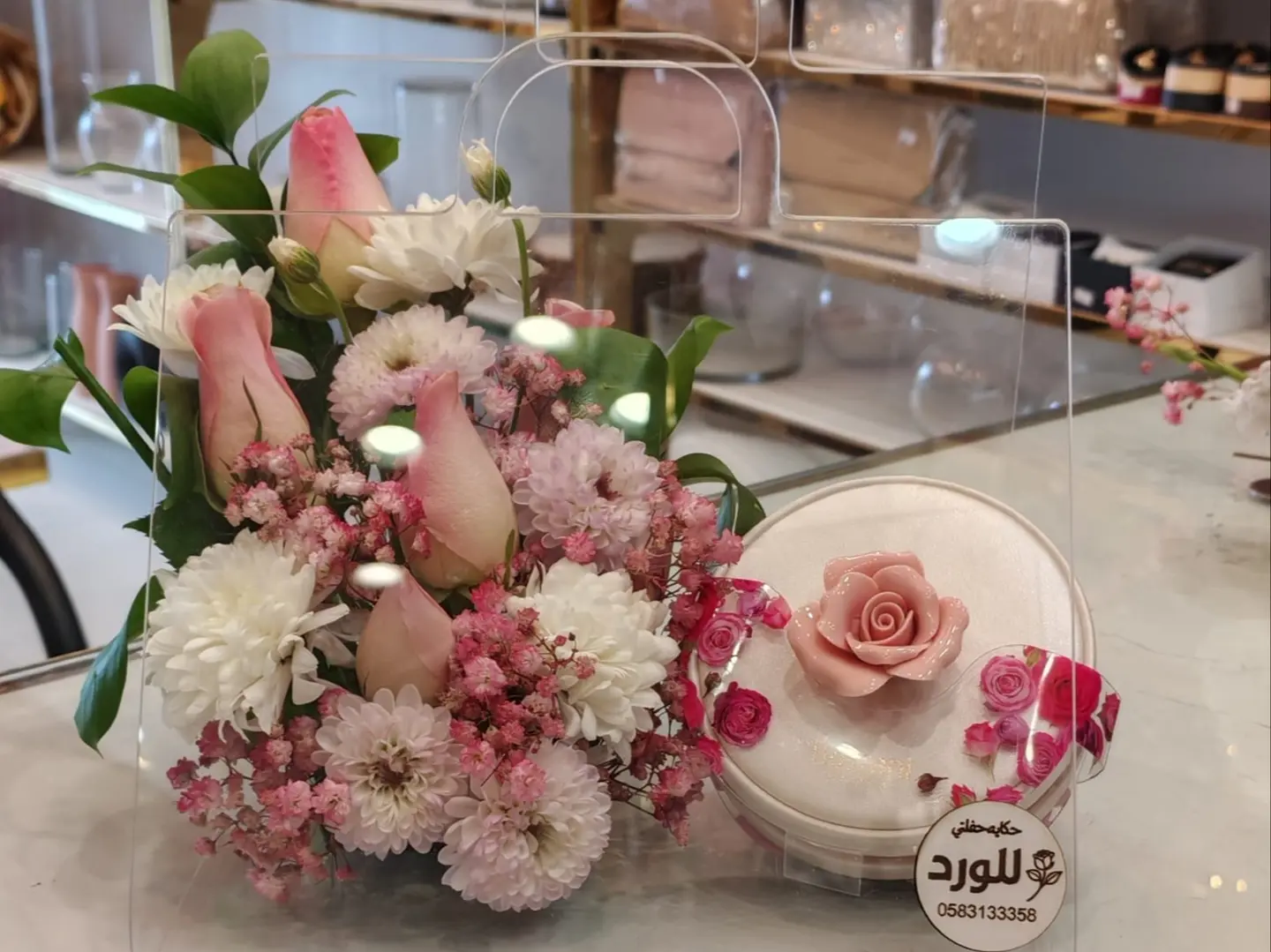 ورد طبيعي مع حلويات بستاني