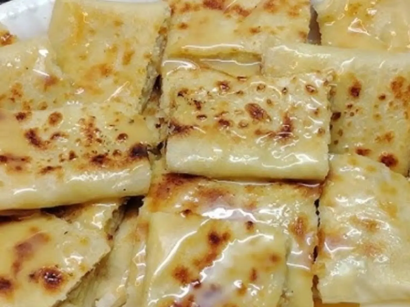 مطبق قشطة بلدي مع العسل والجبن شيدر