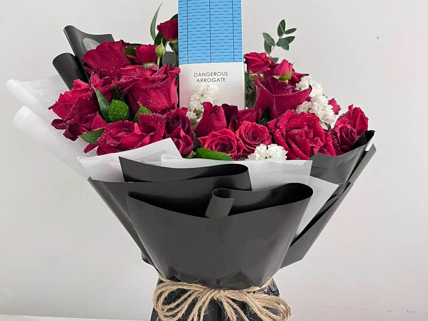 أزهار مع نبات الأروغيا الخطير