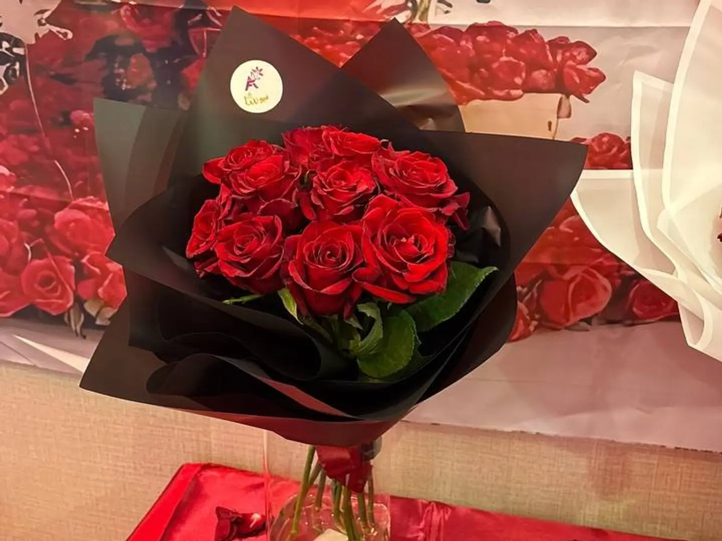 باقة ورد احمر بتغليف اسود