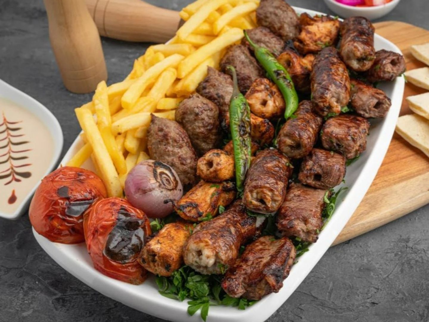 نص مشكل (كباب - شيش- طرب)خبز - سلطة