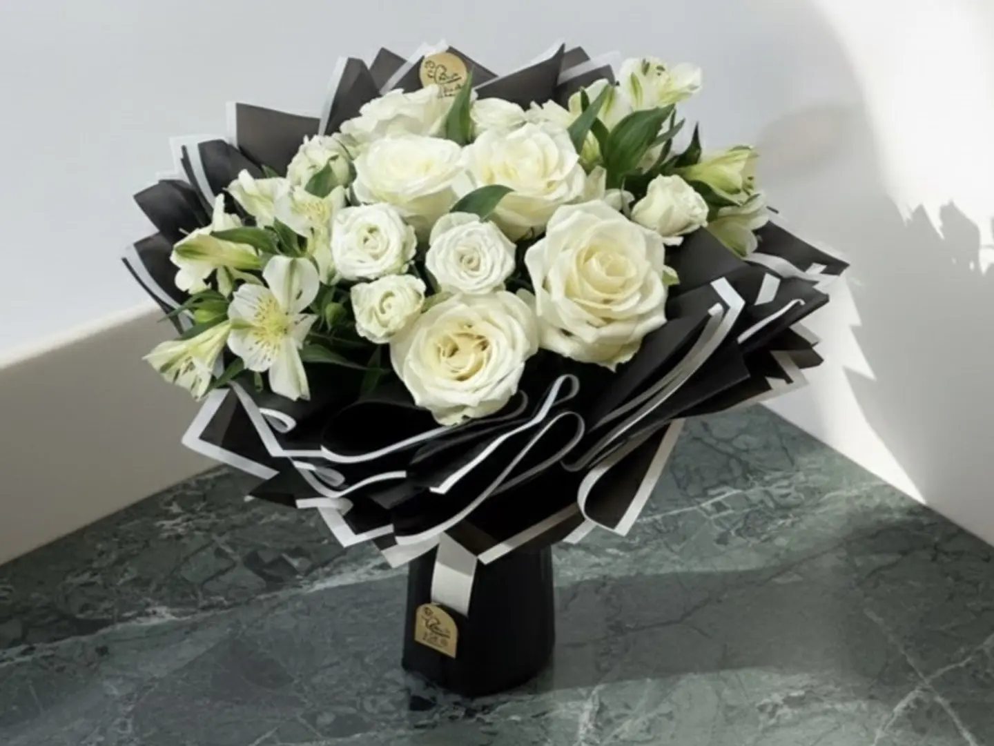 White Joyful Flower Bouquet Circular