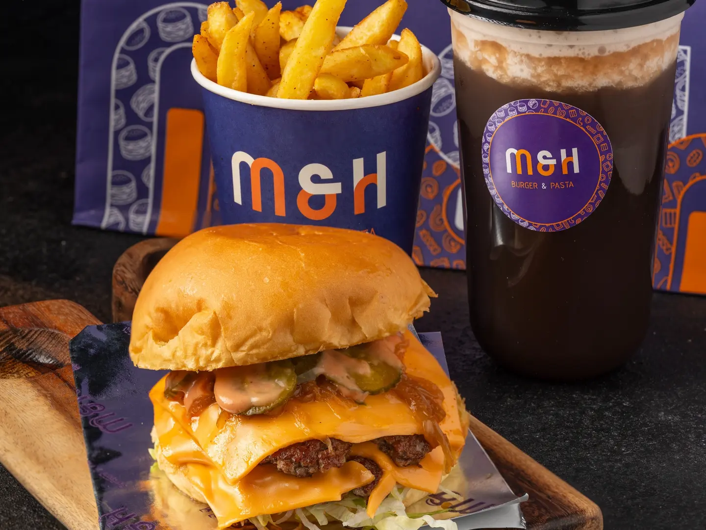 وجبة برجر لحم ام اند اتش مع بطاطس وايس تي