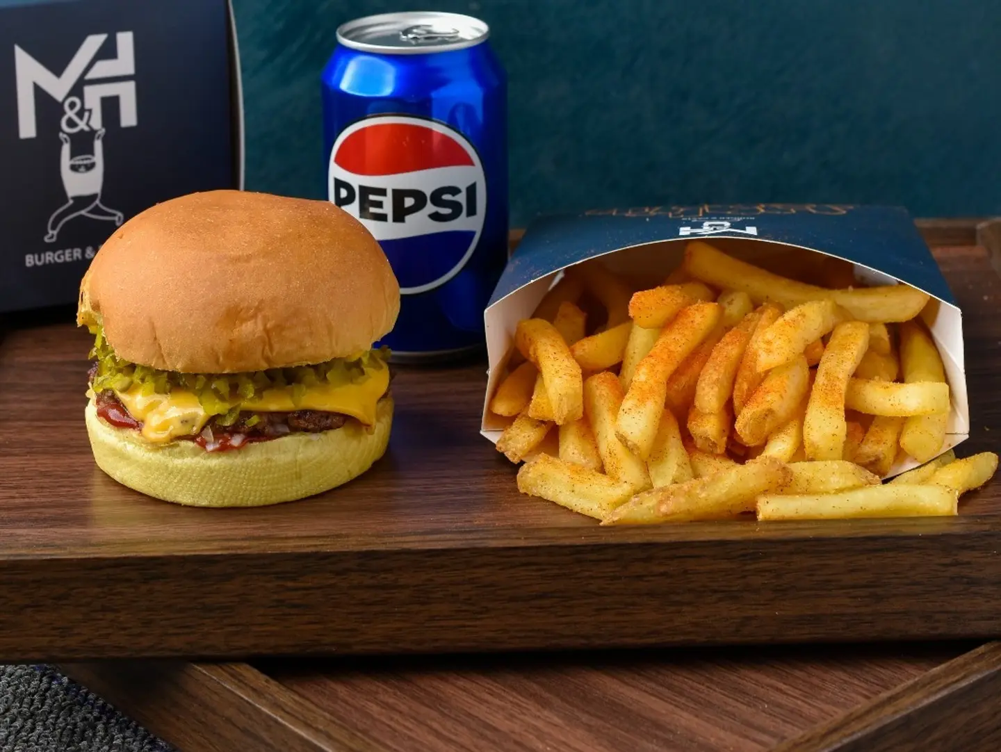 برجر لحم بقري كلاسيكي مع بطاطس مقلية ومشروبات