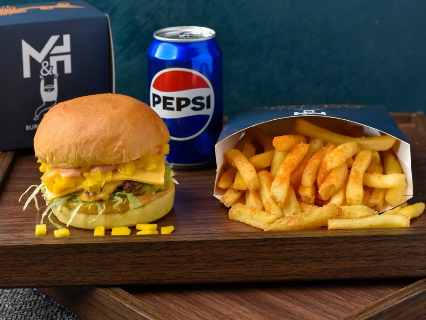 برجر لحم بقري بالمانجو مع بطاطس مقلية ومشروب