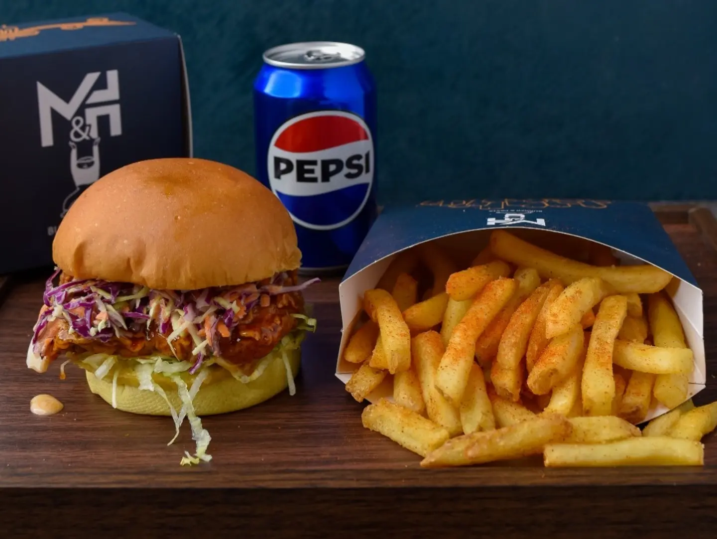 برجر دجاج بالعسل مع بطاطس مقلية ومشروب