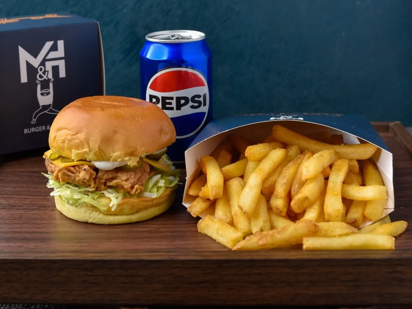 برجر دجاج كلاسيك مع البطاطس والمشروب