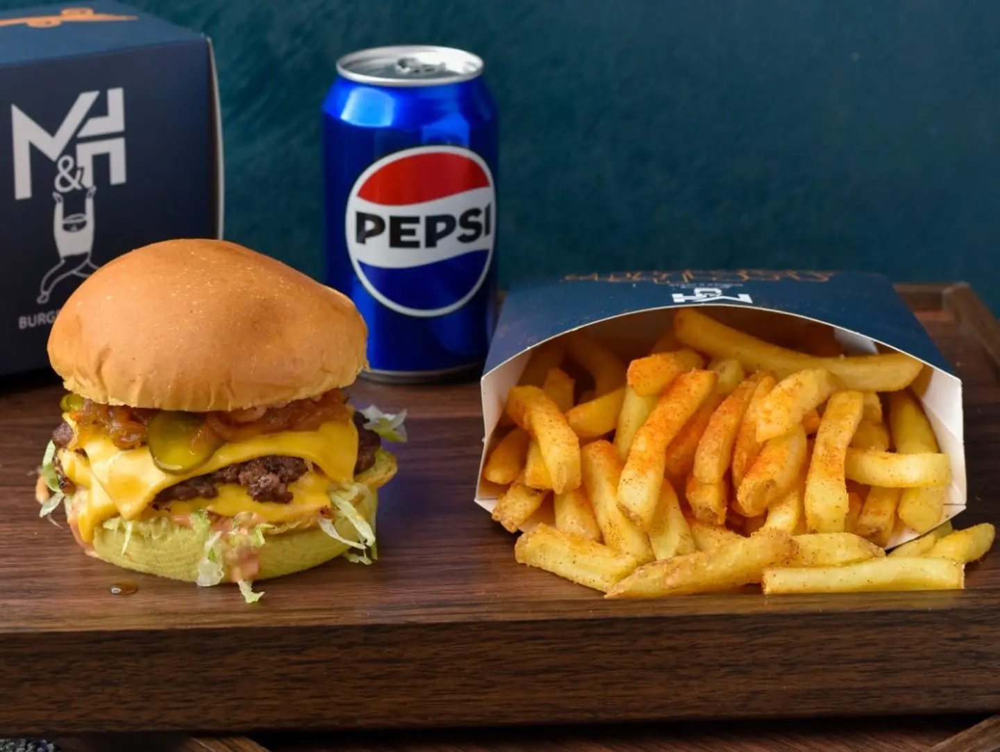 وجبة ام اند اتش برجر لحم بقري مع بطاطس ومشروب