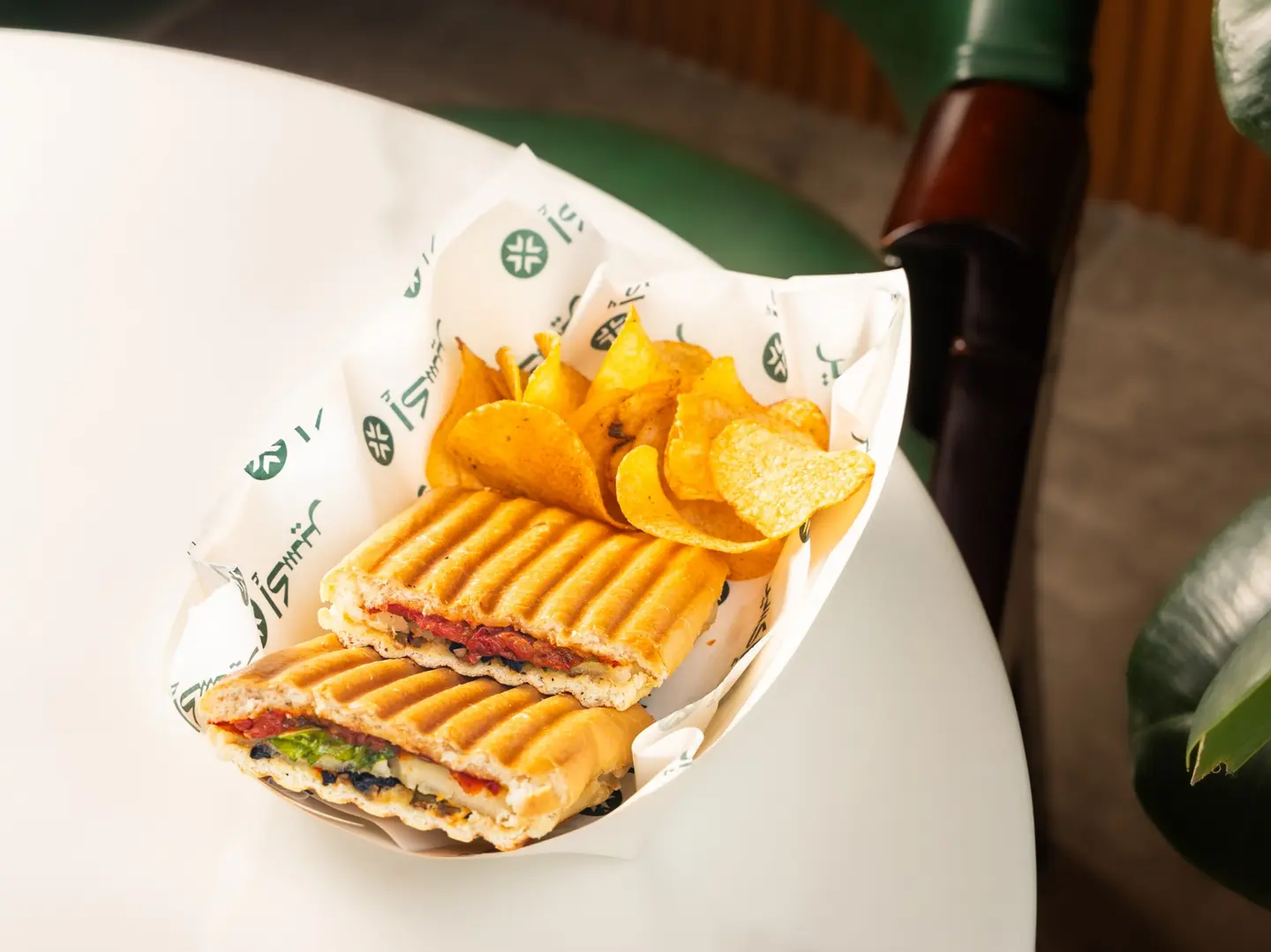 ساندوتش حلوم