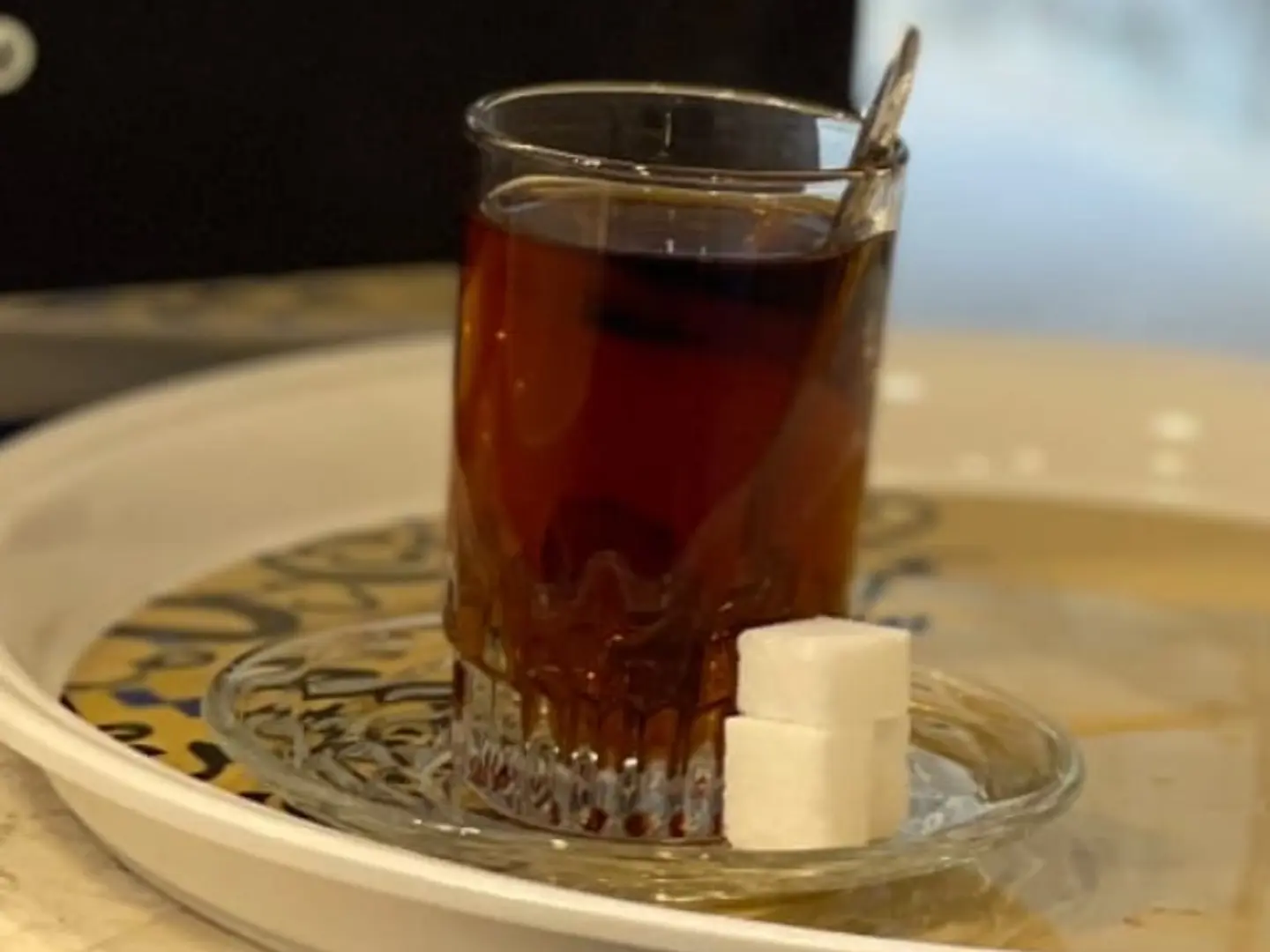 كوب شاي بخار على الجمر