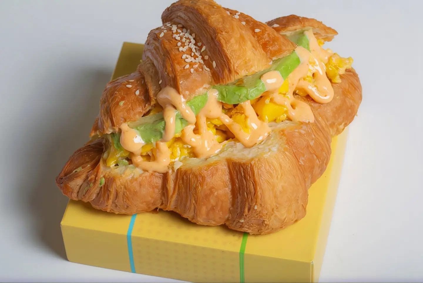 كرواسون بيض بالأفكادو