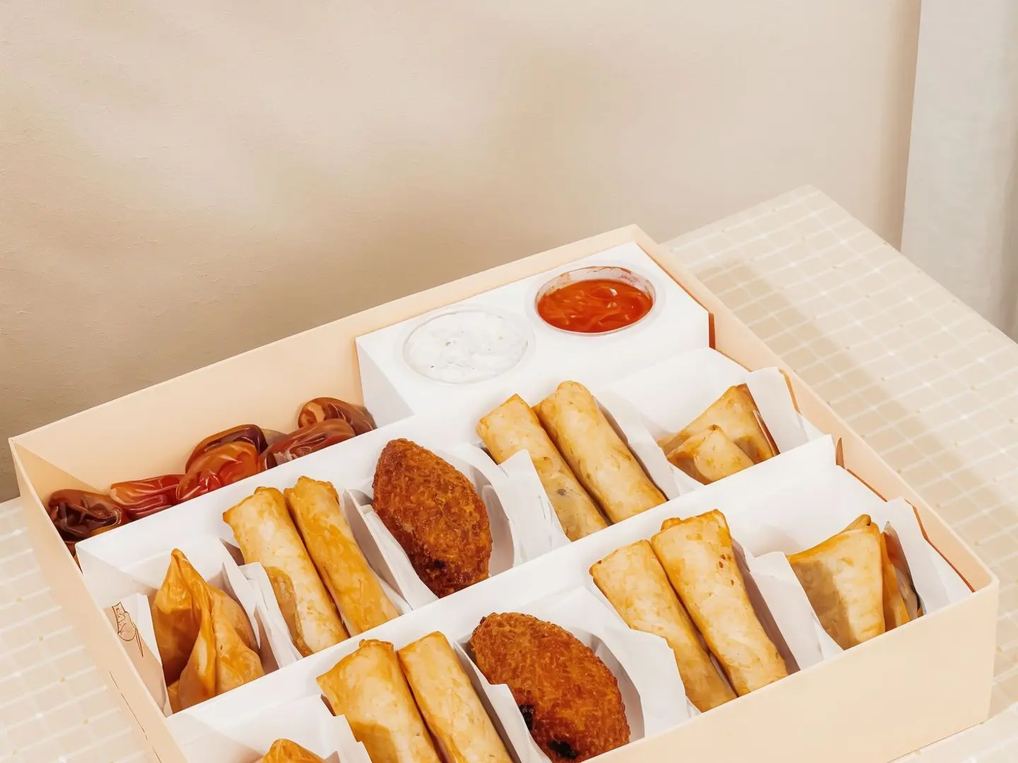 صندوق اللفائف (4 أشخاص) - تمر، كاسترد، طحينة، لفائف سبانخ، لفائف مشكان، لفائف جبن.