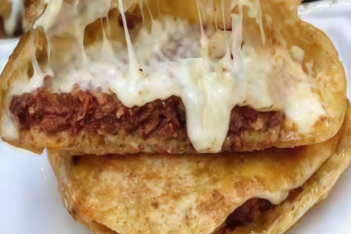 حواووشي سجق وجبنة