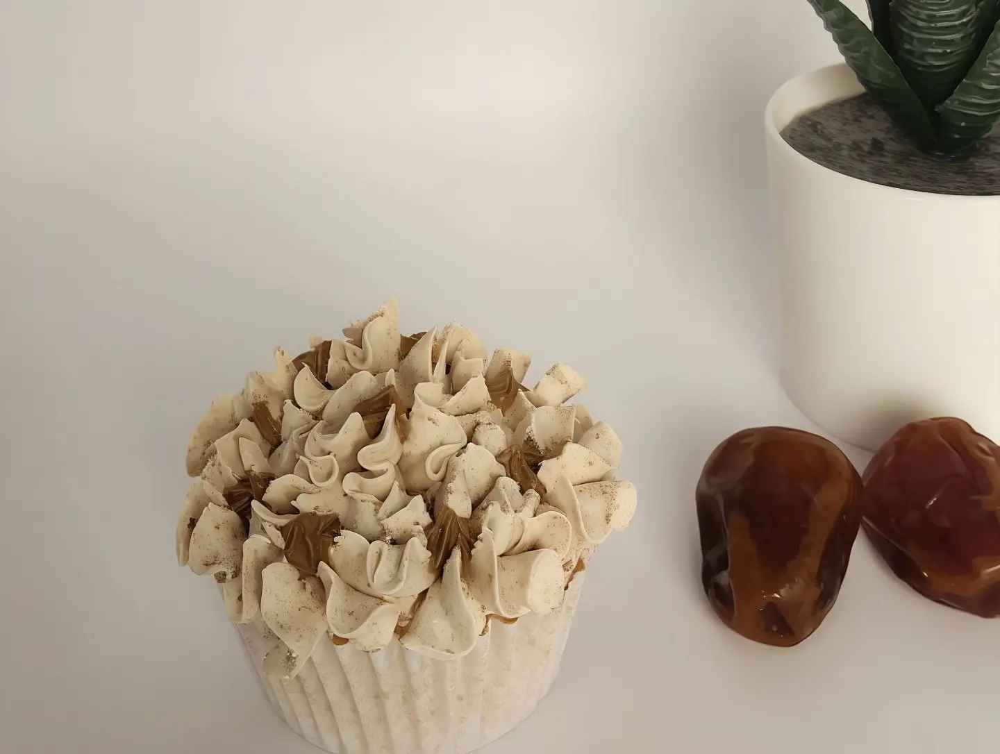 Vanilla Cupcake With Date Filling & Cream