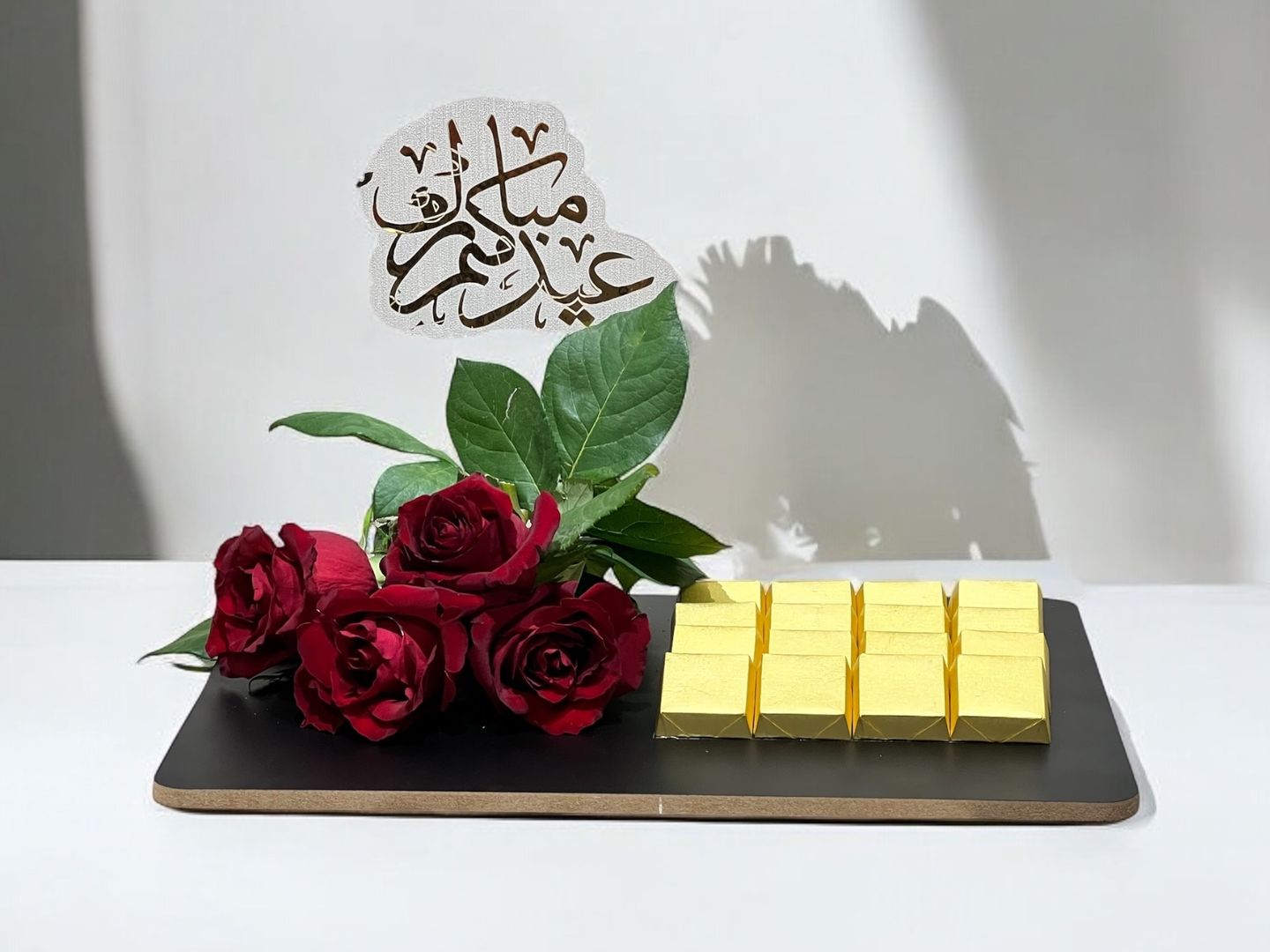 استاند العيد مع الورد الأحمر