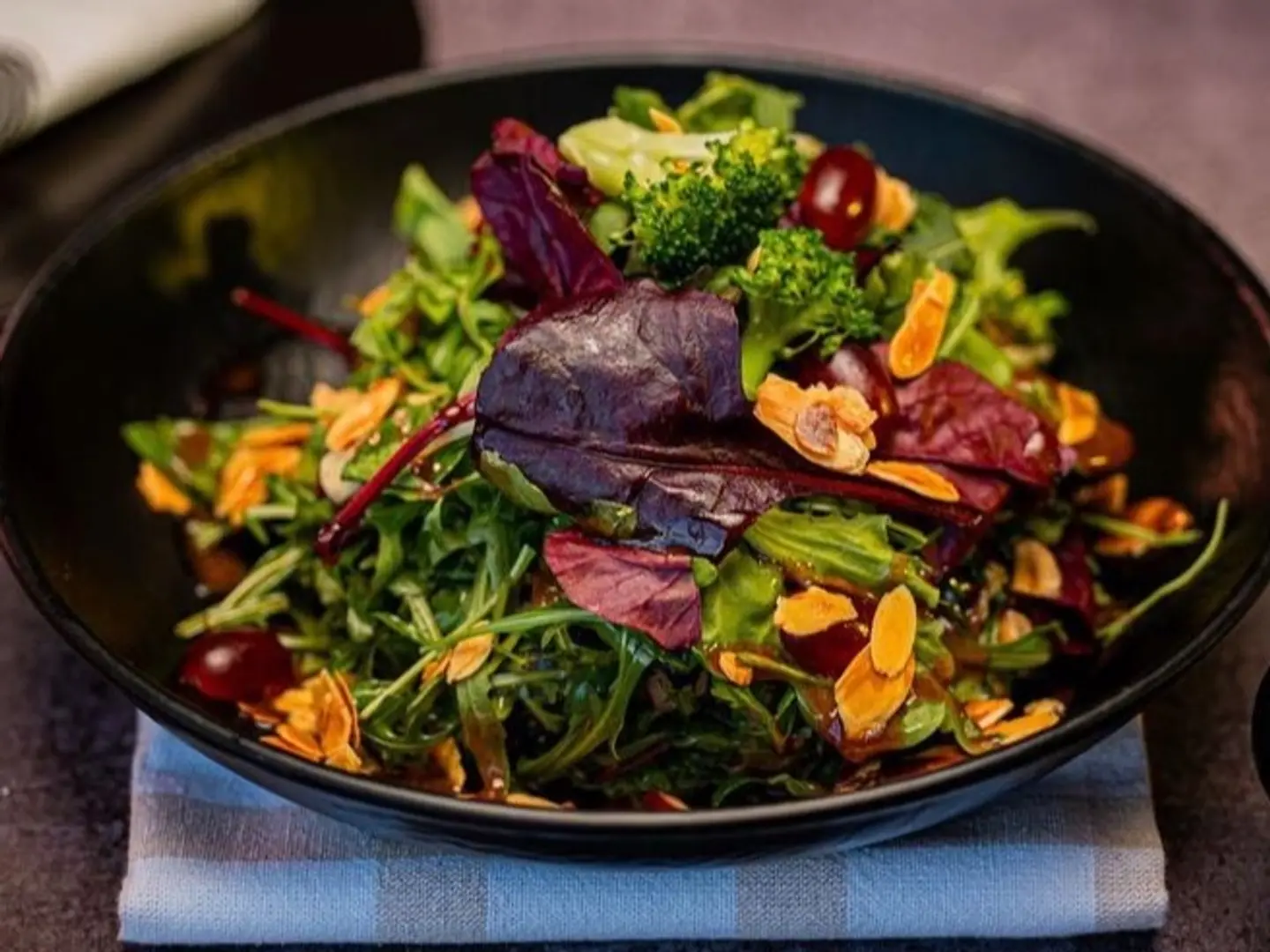 سلطه البروكلي والعنب