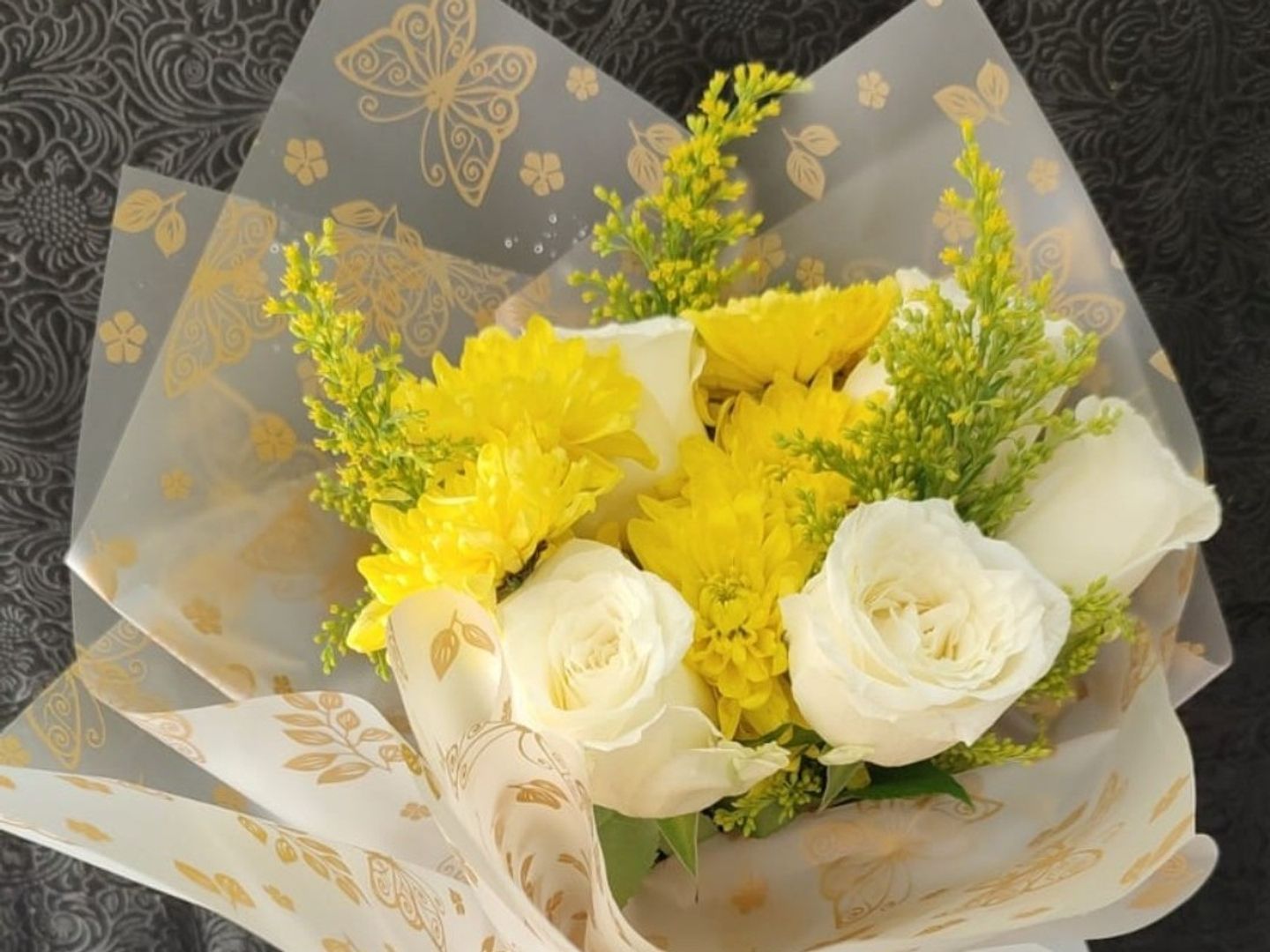 5 Roses, 1yellow Chrys ,4 Solidago Bouquet Sh2