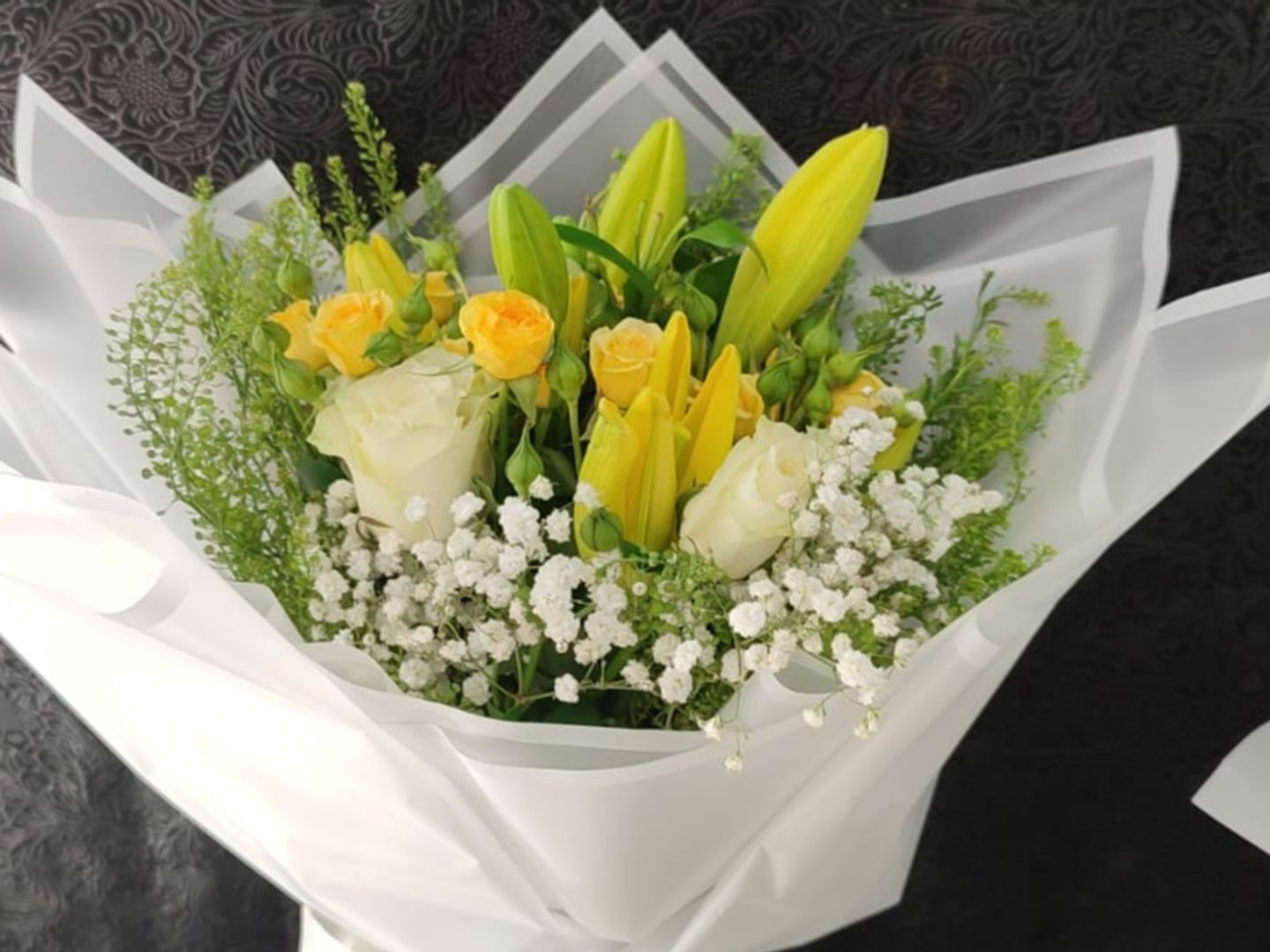 Yellow Lilium, White Roses Sh24