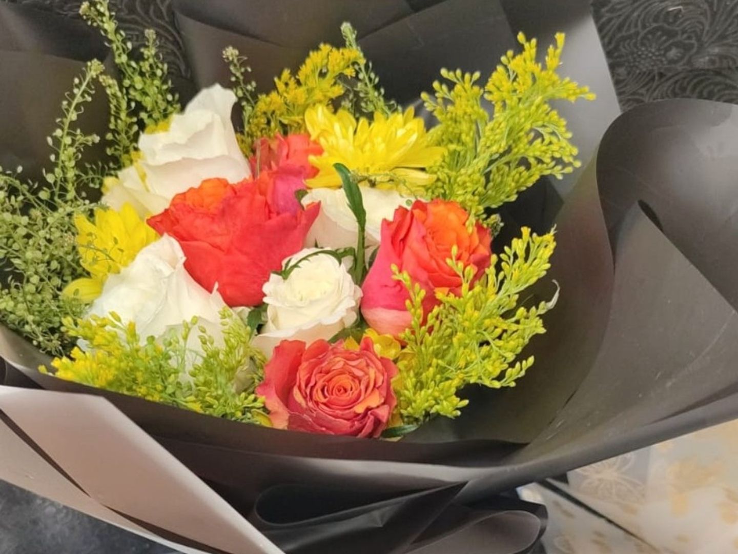 7 Roses ,4 Solidago Yellow Crry Sh3