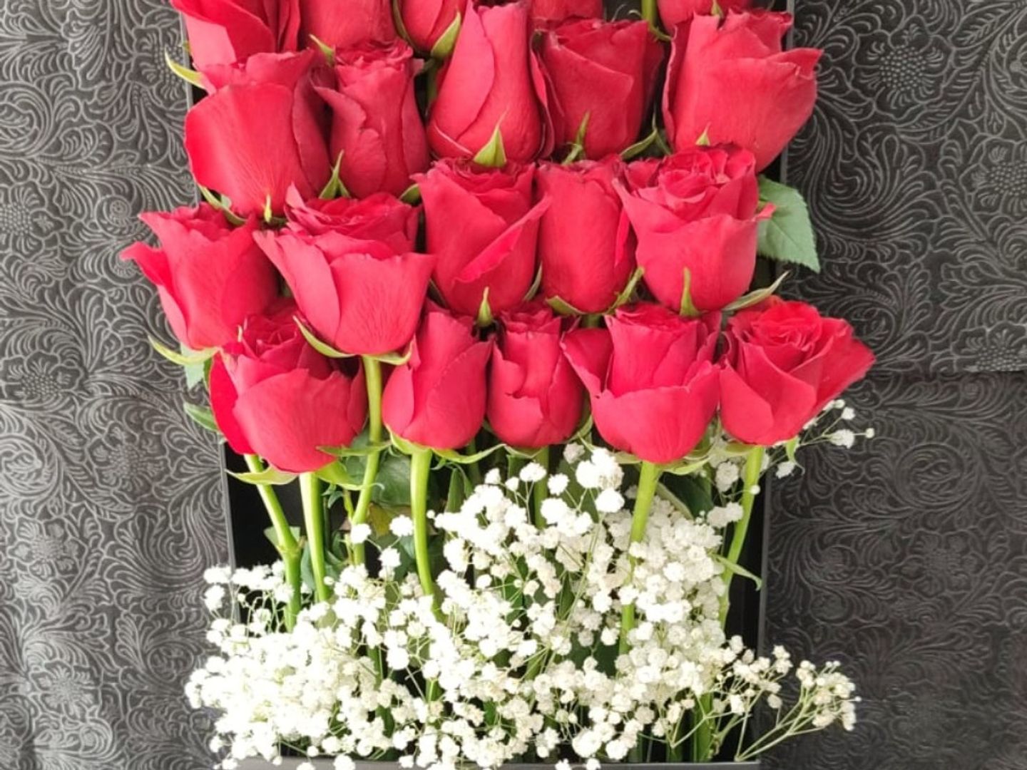 26 Red Roses In The Box With Gipso Sh5