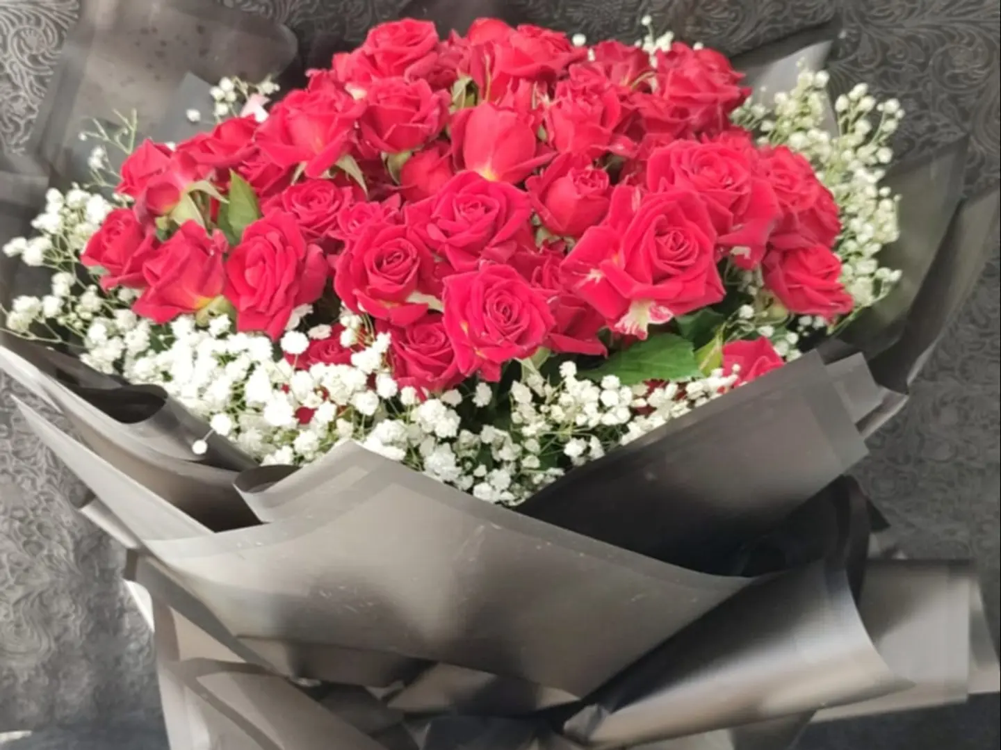 ورود حمراء صغيرة مع غبسة