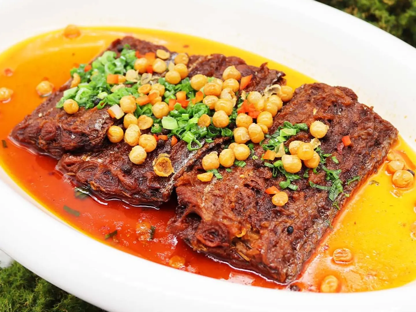 مقرمش مقلية بزيت الفلفل الحار مع عظام