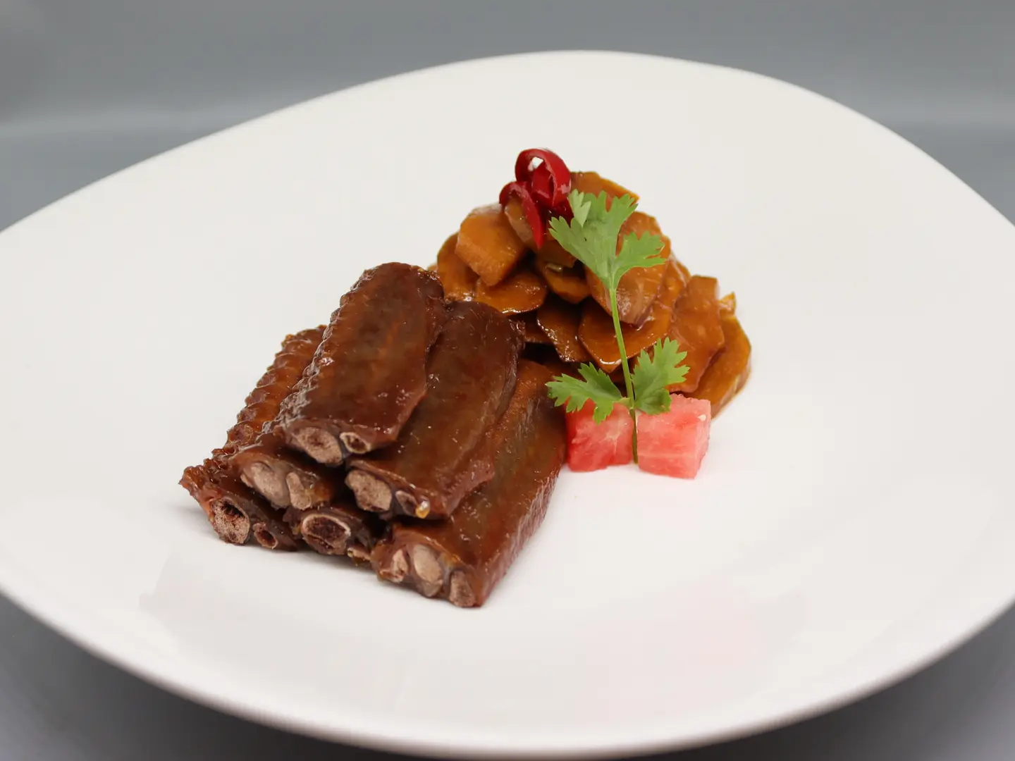 تشايوتي متبلة مع أجنحة بط مطهية