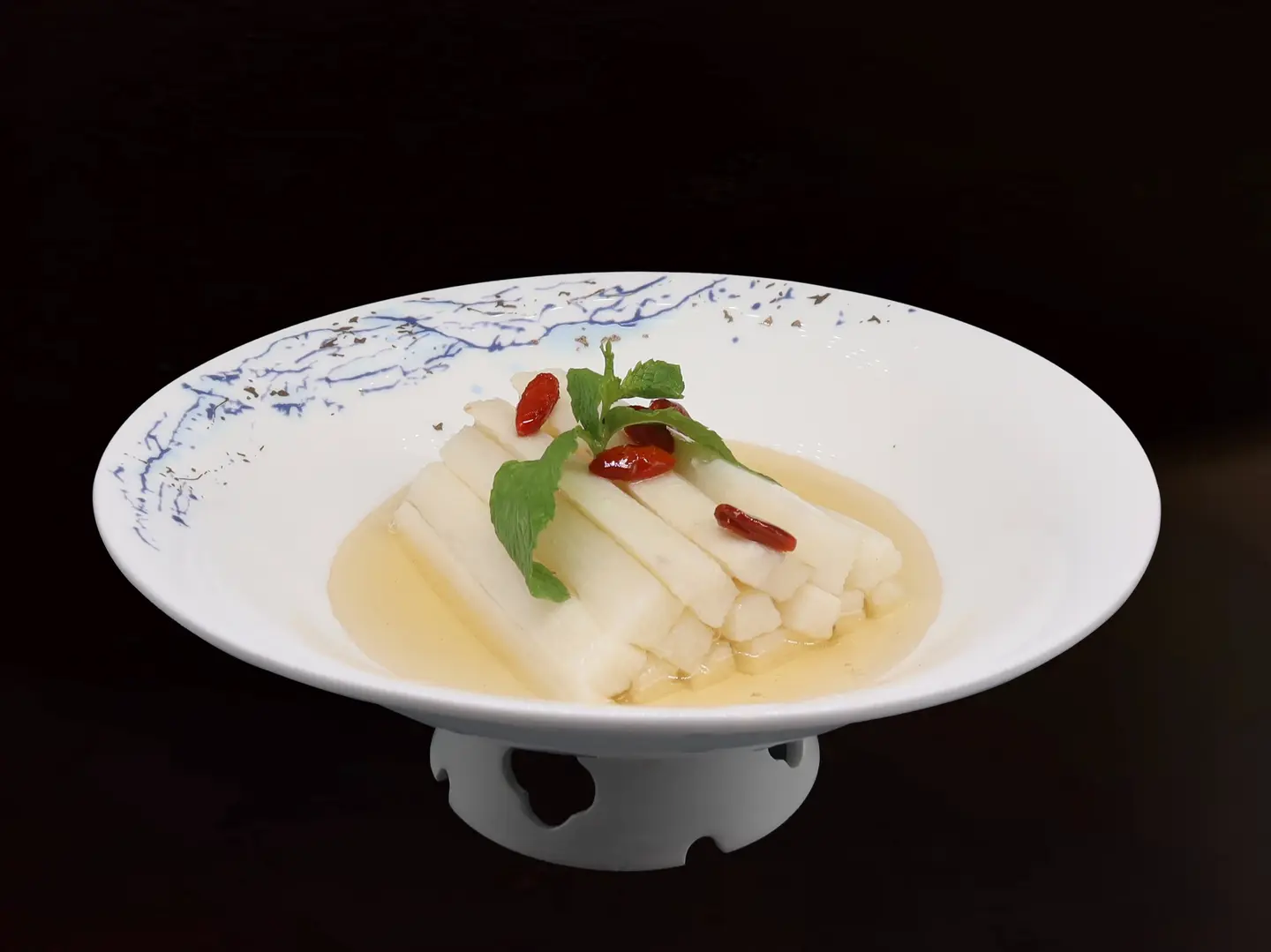 شرائح اللوتس المقرمشة مع الزنجبيل