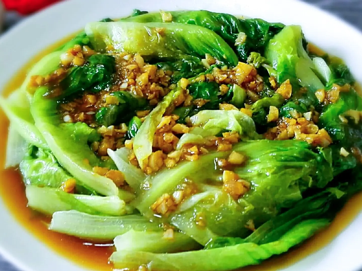 خس مقلية مع صلصة المحار