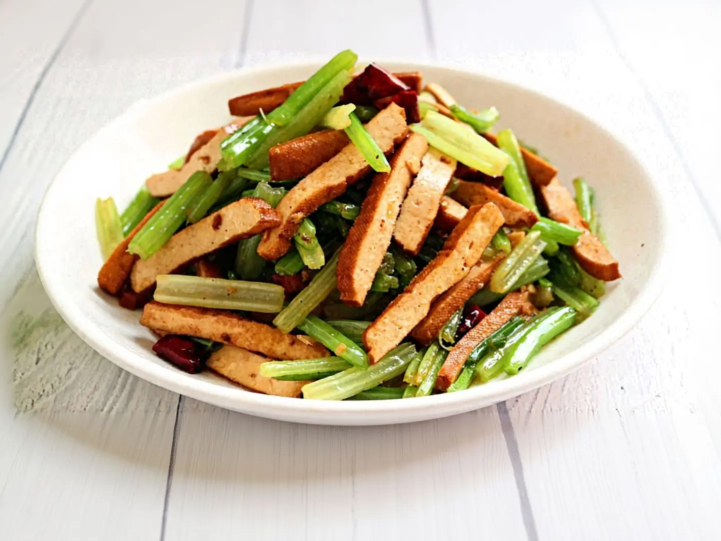 كرفس مقلي مع التوفو المدخن