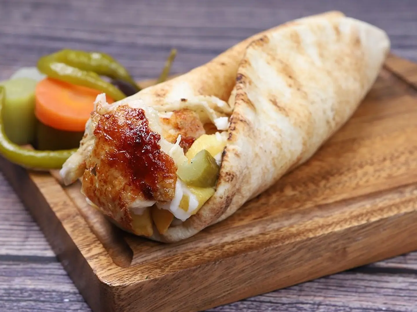 شاورما دجاج اضافة جبنه موزريلا خبز لباني محمر