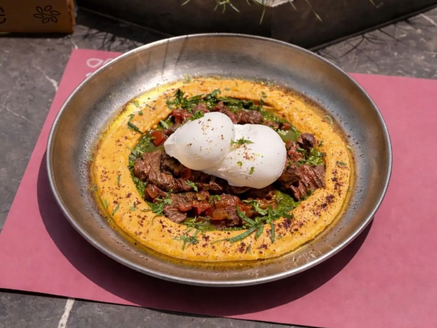 سْتِيك بِالْحُمُّص