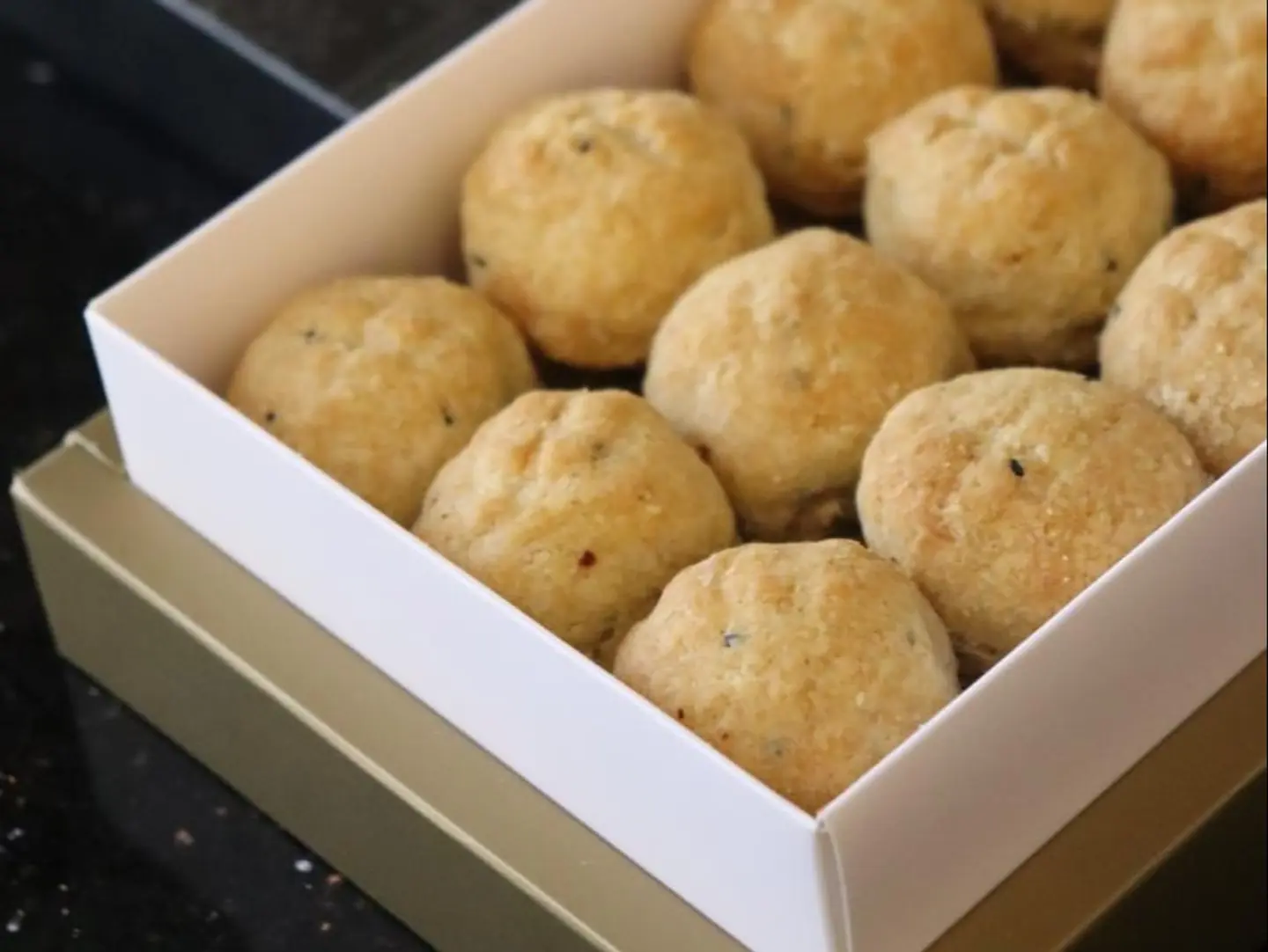 معمول صغير ابيض