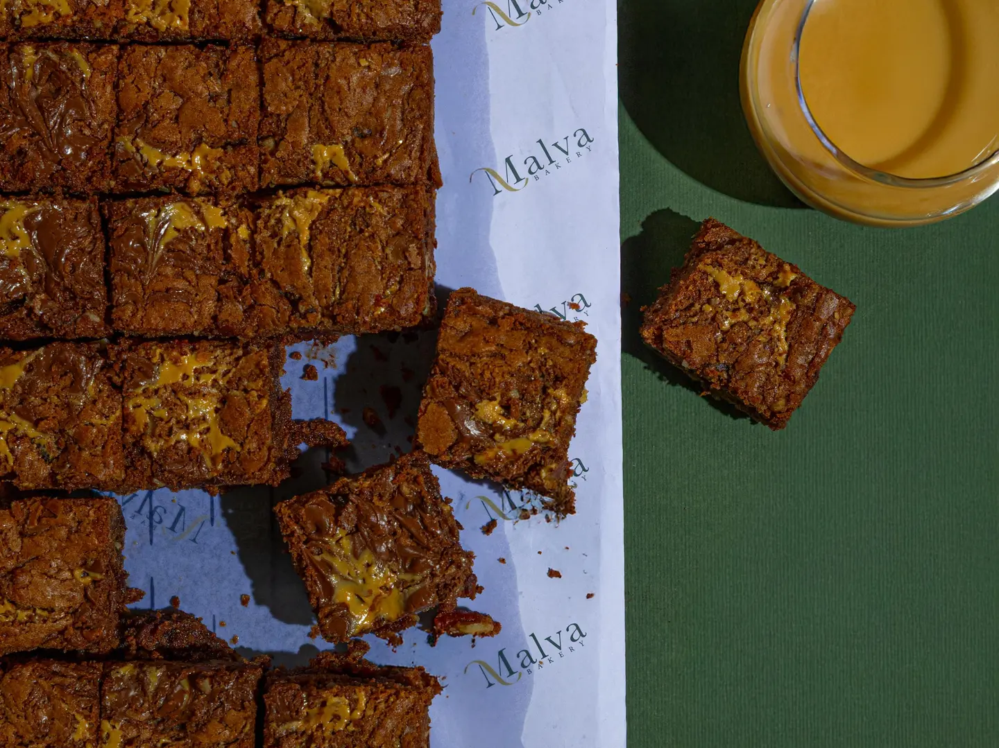 براوني التمر بنكهة الطحينية