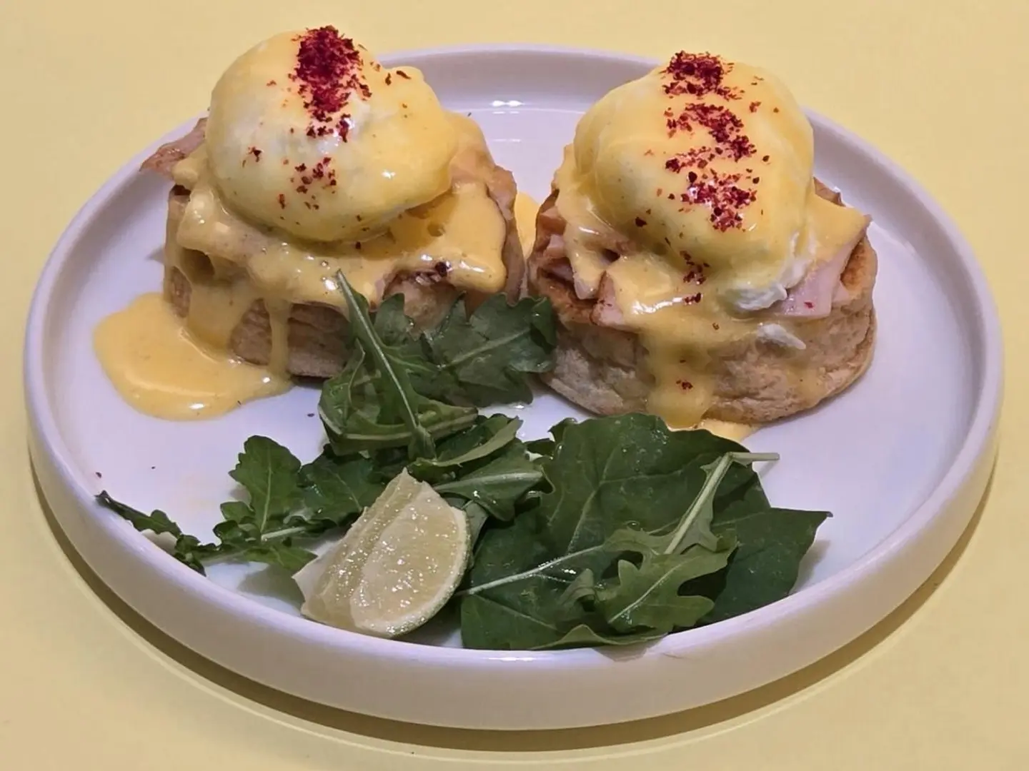 بيض بيندكت مع الديك الرومي المدخن