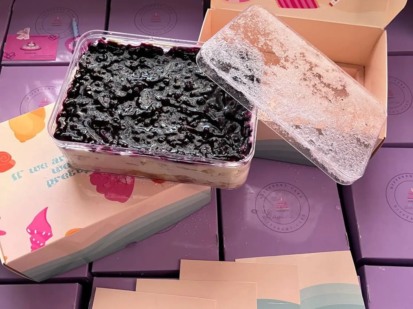 حلى بالتوت مع قهوة مقطرة