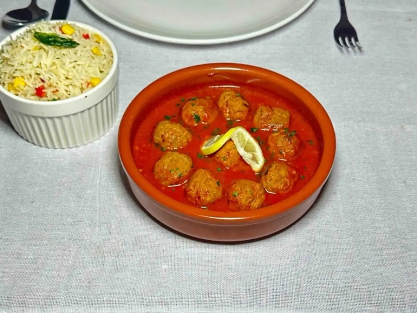 كفتة مع صوص الطماطم