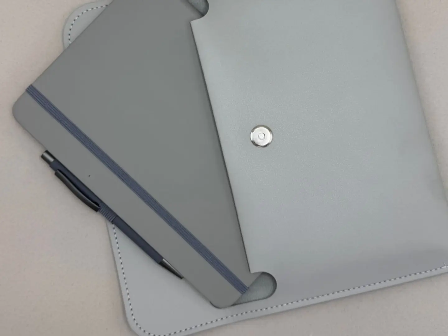 نوت بوك مع قلم فاخر وشنطة صغيرة للدفتر والقلم