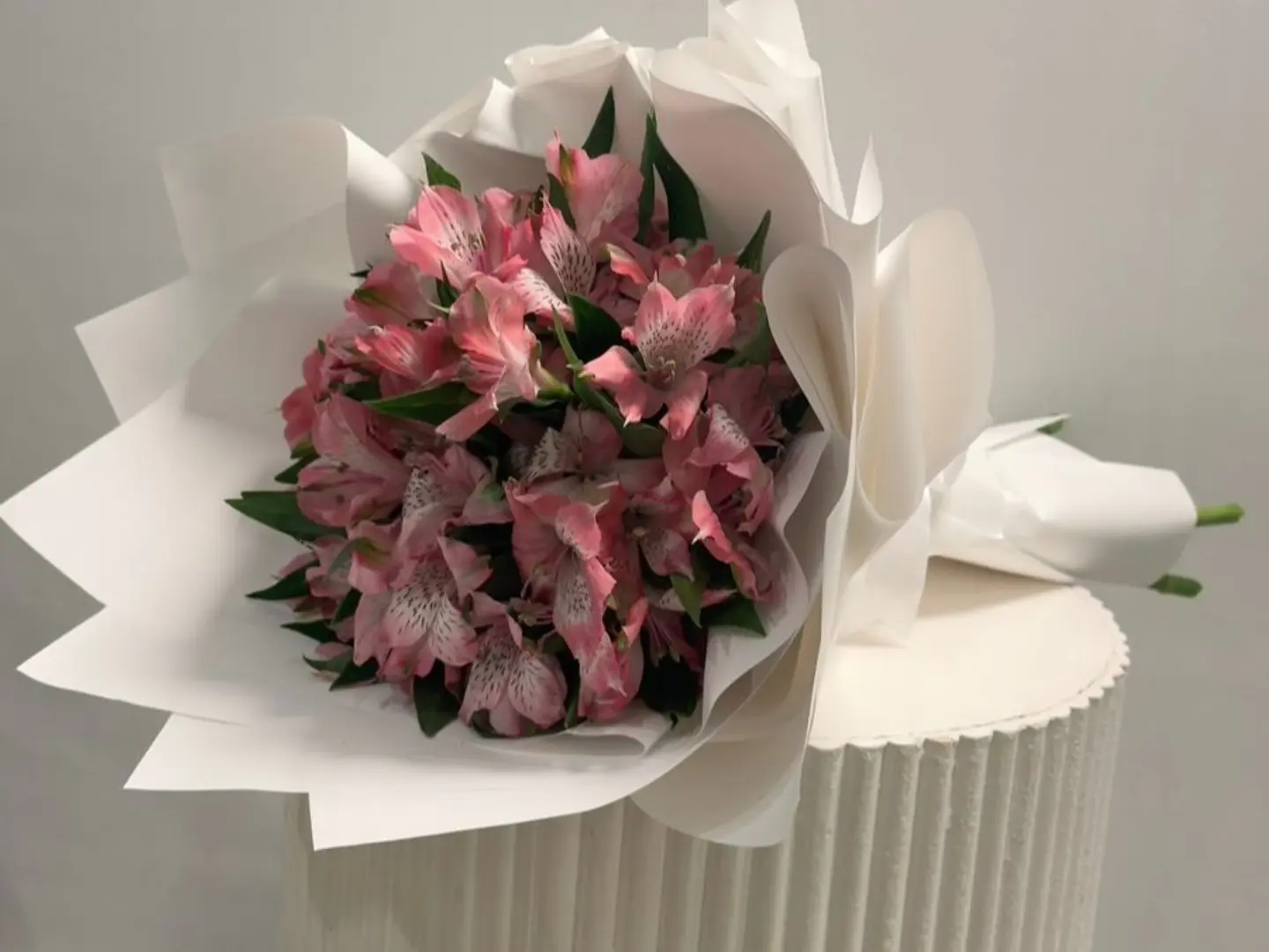 A Bouquet Of Roses As A Token Of Gratitude, Along With A Free Card.