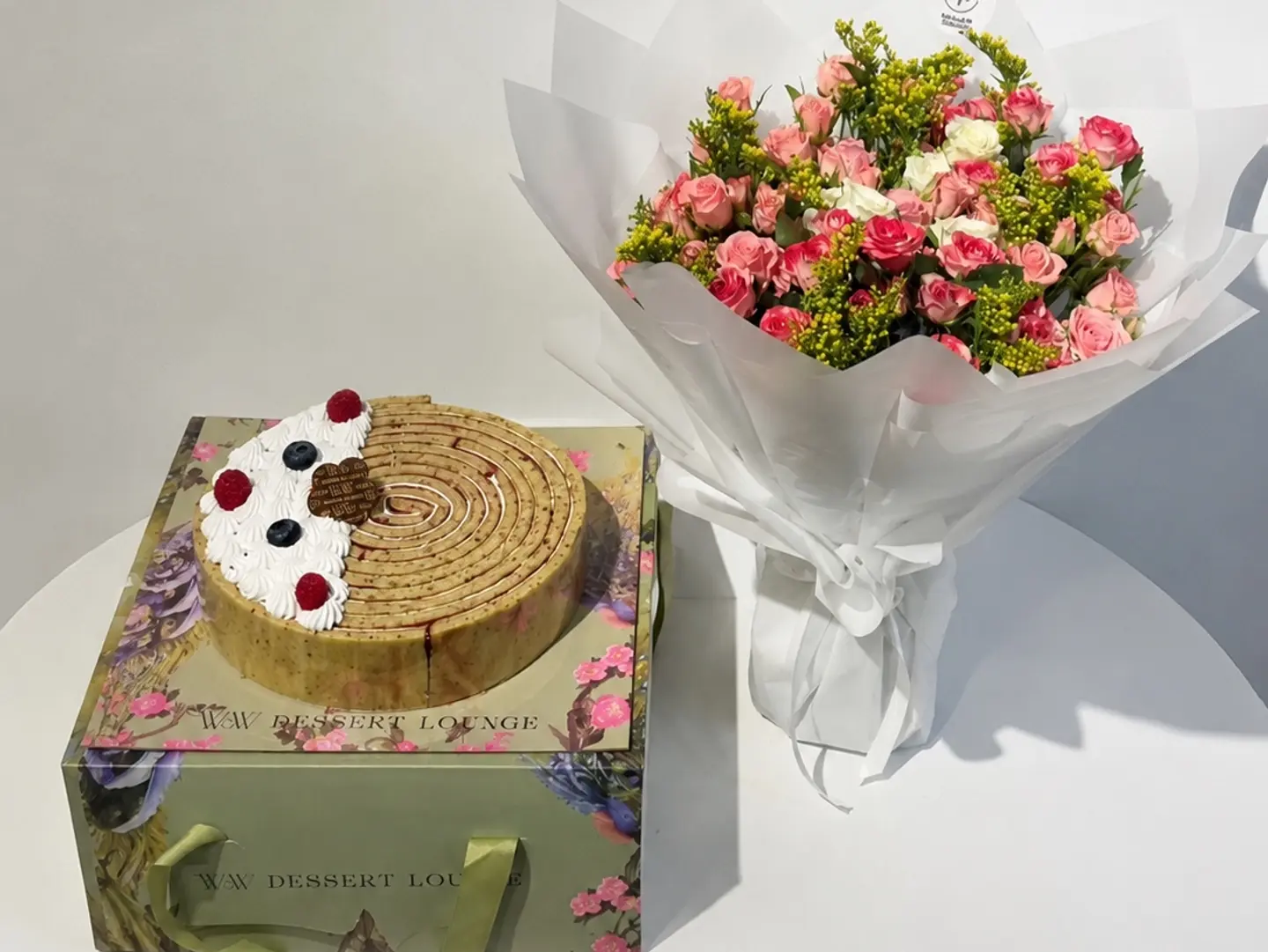 Luxury Cake With Natural Flowers Bouquet 13 With Free Card