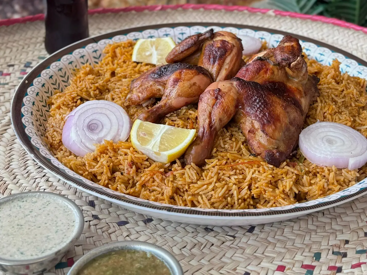 نص دجاجة محمرة مع الرز