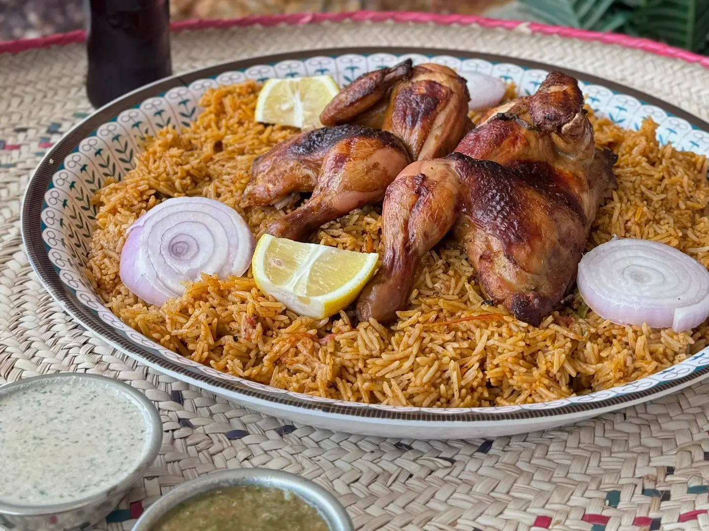 دجاجة كاملة محمرة مع الرز