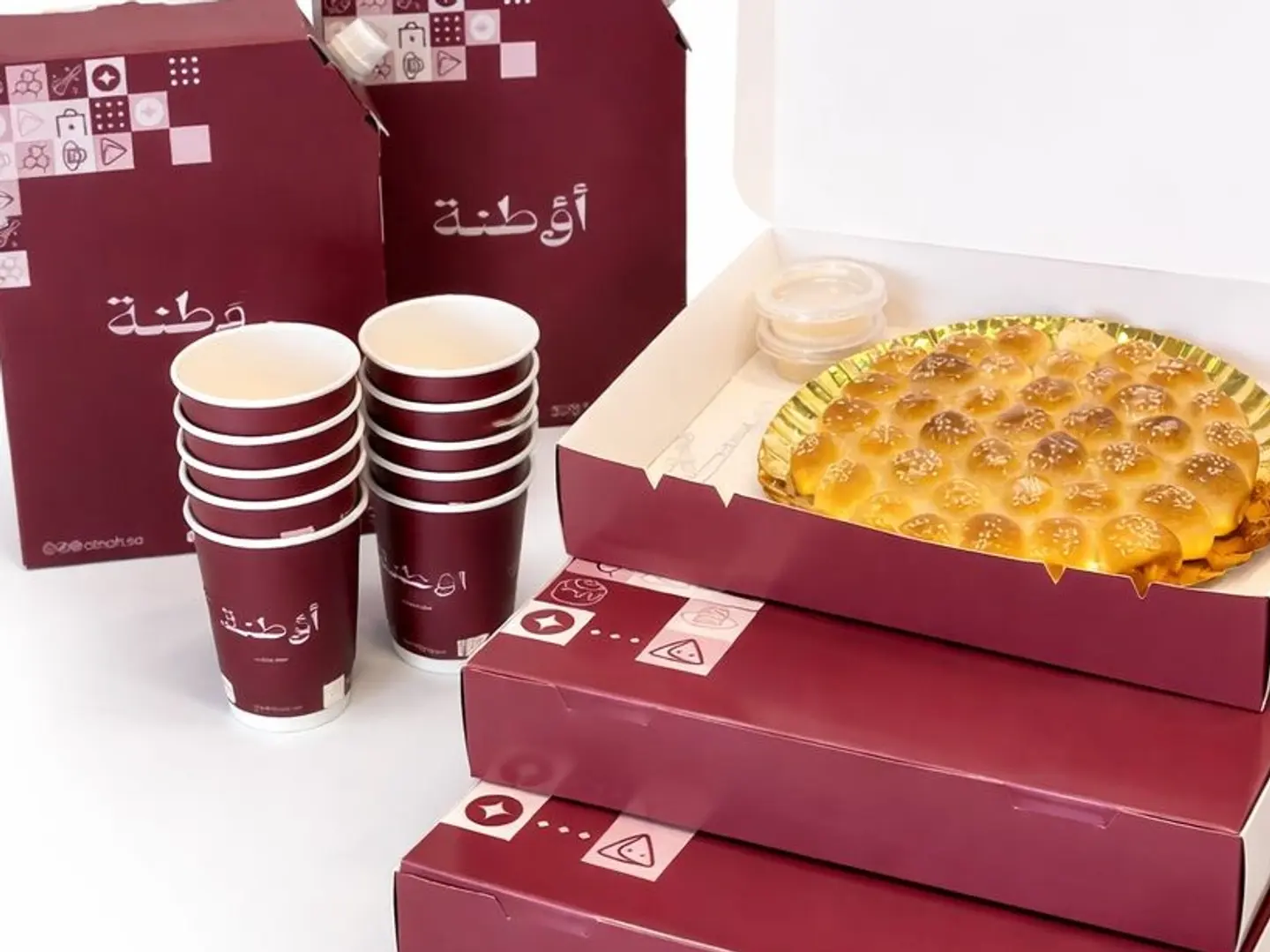 ثلاث بوكسات خلية مع 2 جيك قهوة