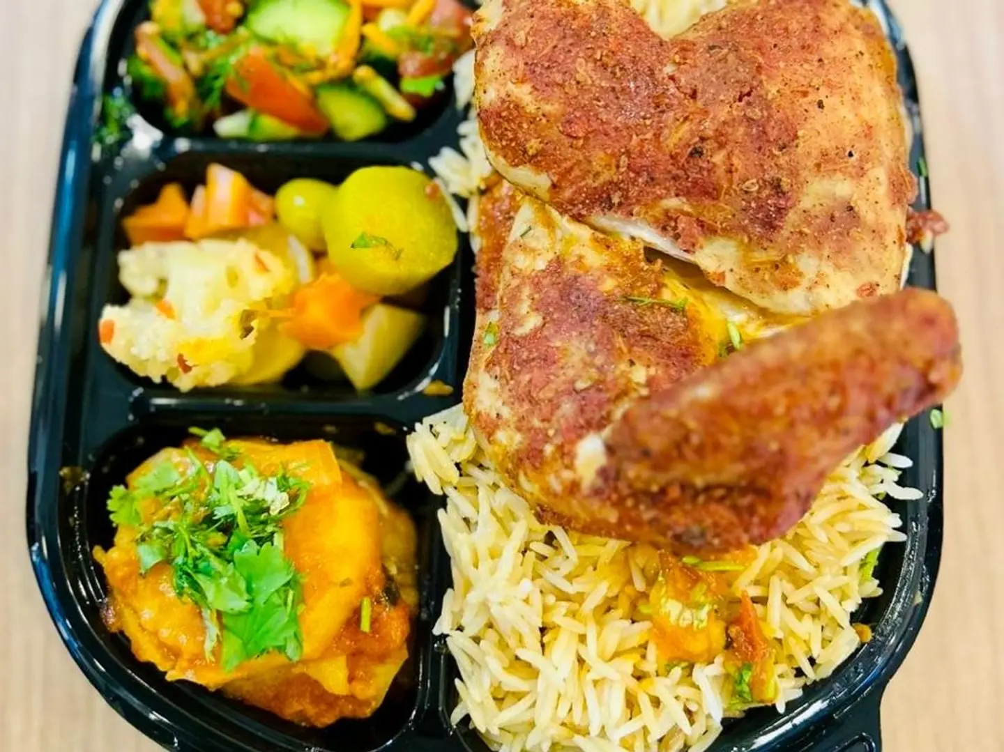 نصف حبة دجاج مشوي مع ارز وبطاطس مطبوخة وسلطة وطرشي