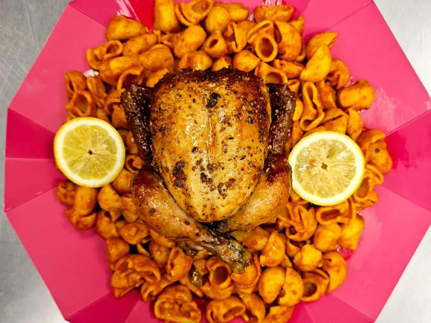 دجاج كاملة شواية مع المكرونة