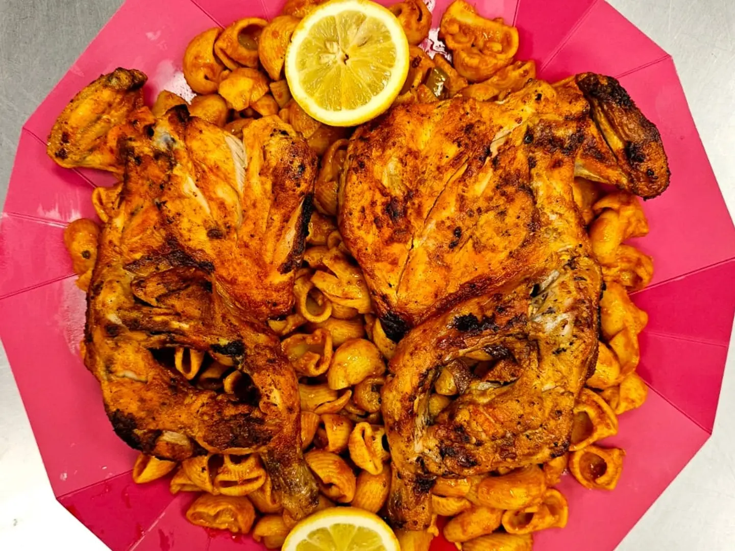 دجاج كاملة مظبي مع المكرونة