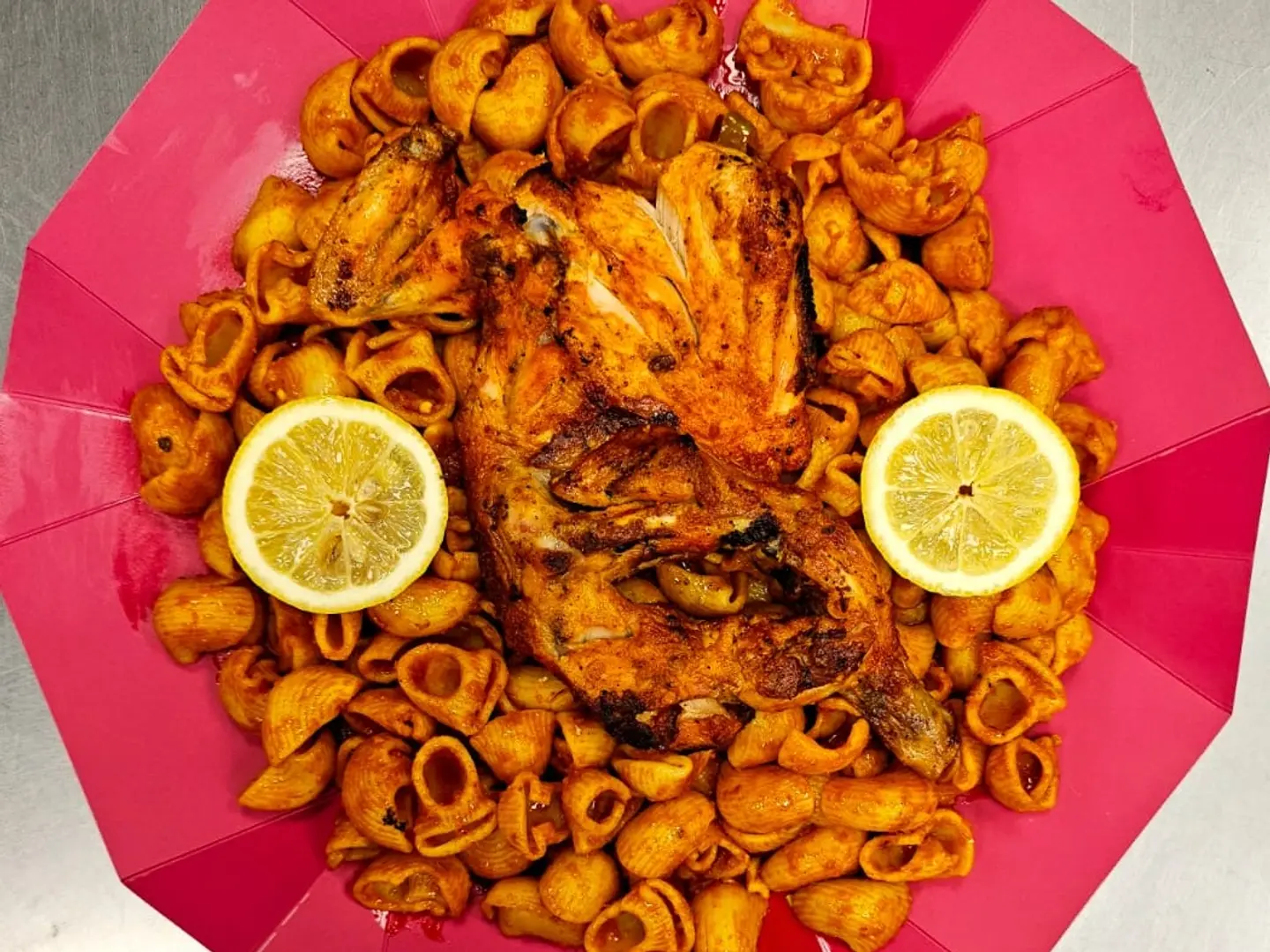 نصف دجاج مظبي مع المكرونة